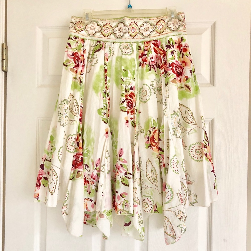 100% cotton skirt adorned with sequins. M size.